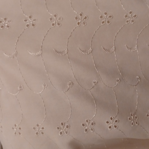 $4 Add-on White Lace-like Floral Blouse - Size Medium - Picture 5 of 10